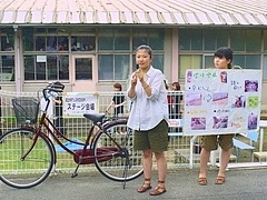 ステージで活動ＰＲ中