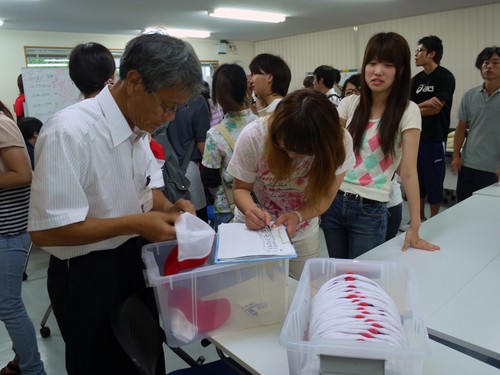 着用するキャップを受取中