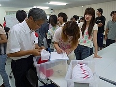 着用するキャップを受取中
