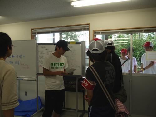 活動に向かう学生に説明中