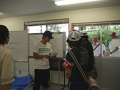 活動に向かう学生に説明中