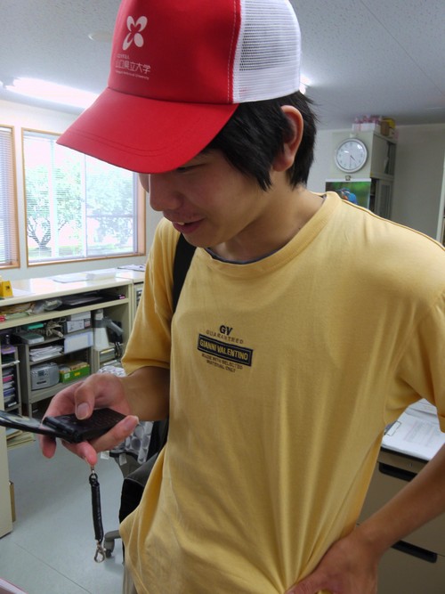 更新作業中の情報部門リーダー