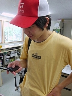 更新作業中の情報部門リーダー
