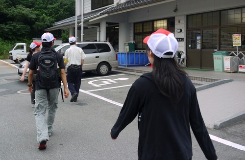 地域交流センターに向かう教員とメンバー