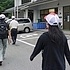 地域交流センターに向かう教員とメンバー