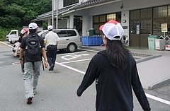 地域交流センターに向かう教員とメンバー