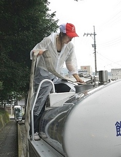 給水車のお手伝い中