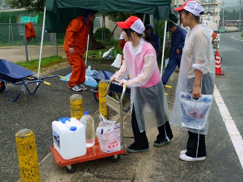 雨の中、運搬中