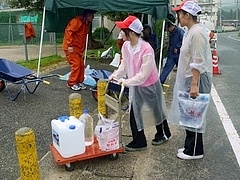 雨の中、運搬中