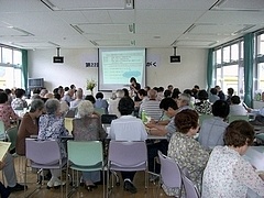 学生のレクチャーを真剣に聴いてくださる皆さん