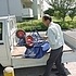 一輪車を荷積みする職員