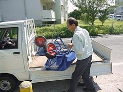 一輪車を荷積みする職員