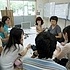 ミーティング中の教員と学生