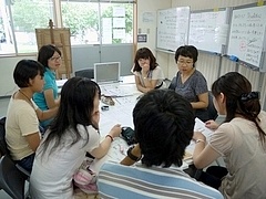 ミーティング中の教員と学生