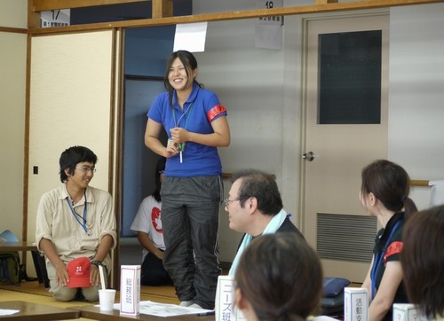 お礼を述べる学生