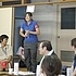 お礼を述べる学生
