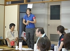 お礼を述べる学生