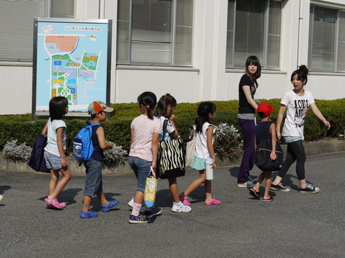 小学生を桜翔館へ誘導
