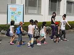 小学生を桜翔館へ誘導