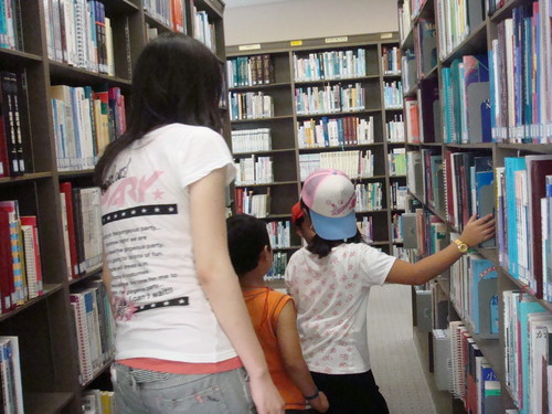 図書館は息を潜めて探検中