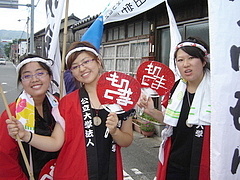 日本のお祭りに参加する留学生