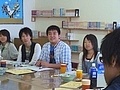 にこやかに耳をかたむける