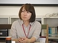 熱心に耳を傾ける学生