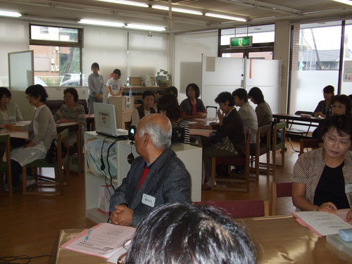 皆さん、熱心に聴講されてます