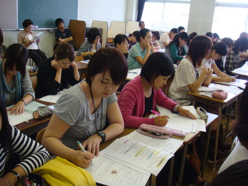 熱心に聞き入る学生たち