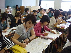 熱心に聞き入る学生たち
