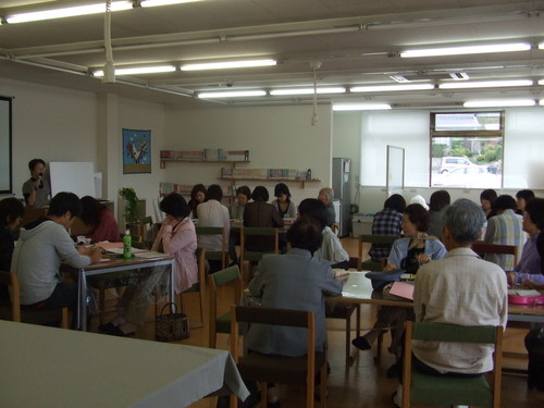 会長さんの体験談に聞き入る参加者さん達　　