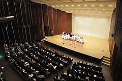歌声に酔いしれる大勢のお客様