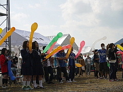 風船を手に
