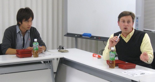 熱心なお話に、真剣に耳を傾ける学生