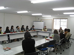 様々な学科・学年から14名の学生が集まりました