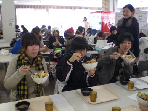 天丼は特に人気メニューでした。