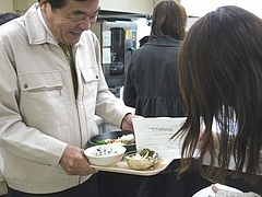 アンケートを受けとる副理事長