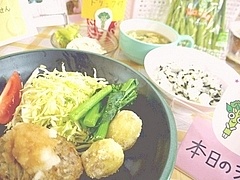 火曜日：ごぼうハンバーグ、レンコンサラダ、はなっこりーのスープ、わかめごはん