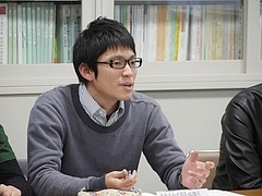質問する学生