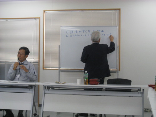 学長が話の要点や質問事項をホワイトボードに