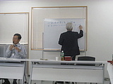 学長が話の要点や質問事項をホワイトボードに