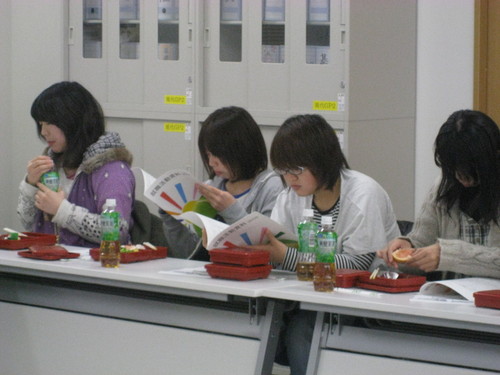 配布資料に目を通しながら