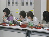 配布資料に目を通しながら