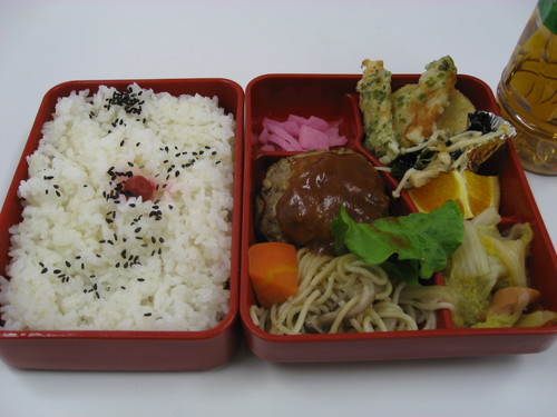 おいしいお弁当とお茶付きです♪