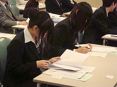 15名の学生が報告を行いました
