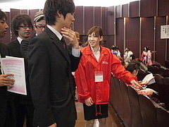 卒業生を席へ誘導