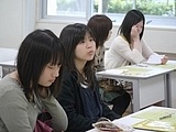 資料を元に熱心に耳を傾ける学生