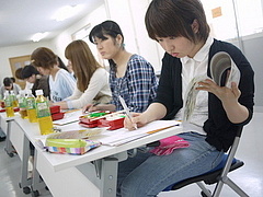 熱心にメモをとりながら