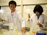 助手の栄養学科の学生