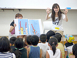 絵本の読み聞かせ中
